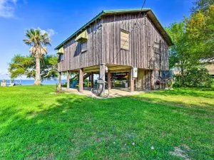 Fishing Pier, Kayaks Bayfront Home in Palacios!