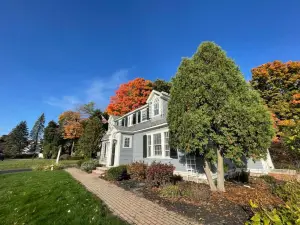 Phillips Academy Andover Two-Bedroom Apartment and Free Parking