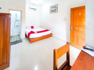 RedDoorz Syariah at Homestay Bougenville Near Taman Alun-Alun Kota Lamongan