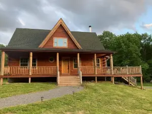 Spacious Luxurious Log Cabin Near Cooperstown NY