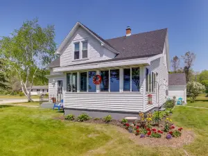Two Rivers Thiede House - Walk to Lake Michigan!