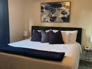 Paradise Oasis Near Lake *Full Body Massage Chair*