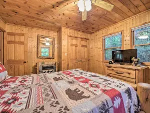 Fire Pit & Grill: Cozy Cabin in Lake Toxaway!