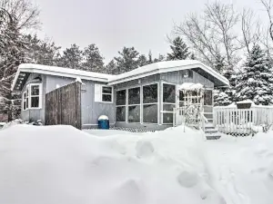 Cozy Crosby Cabin Near Serpent Lake and Main St