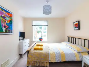 Bradstone Garden Retreat with Own Entrance