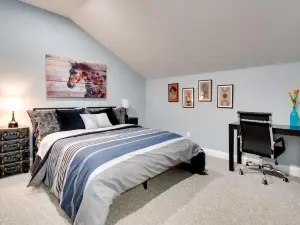 Walk to Lake Hiram Hideaway with Shared Gazebo!