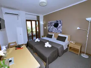 Olive Press Hotel & Apartments