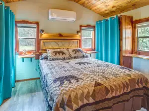 Lazy Bear Cabins 1 at Tuskahoma Near Sardis Lake!