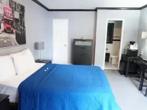 Central Motel Courtyard