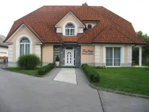 Apartmaji in Sobe RaMar