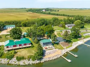 Lakefront Cabin with Hot Tub and Patio in Lake Norden