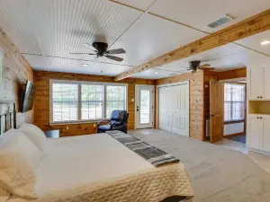 Anglers Cabin Direct Lake Fork Access, by Marina