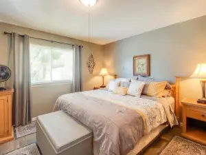 Pool Access & Lanai: Riverfront Welaka Condo!