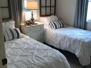 Cheerful 2 Bedroom Cottage on 5th