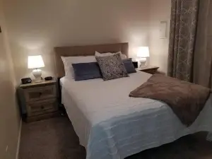 Lyle and Taylor Present-Spacious Private Apt -