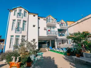 Laguna Beach Club Bazaleti Lake