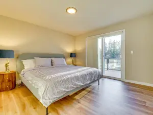 Lakefront Gem: Balcony, Fire Pit & Yard in Everett