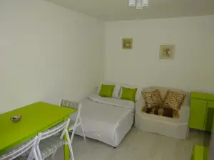 Jasmin White Apartment