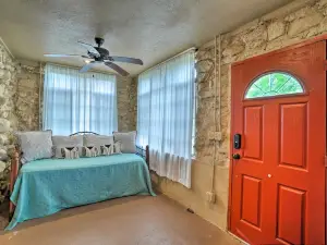 Enchanting Hilltop Cottage in Medicine Park!
