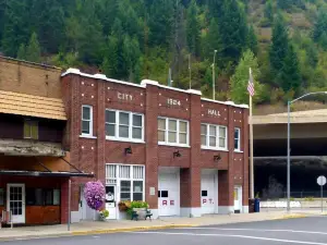 Charming Home Close to Downtown Wallace with Hot Tub