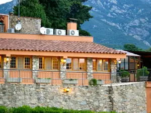 Restaurante y Alojamiento Can Mach