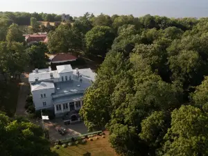 Saka Manor