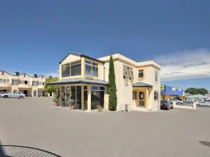 Shoreline Motel