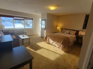 Shoreside Inn & Suites