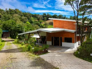 Burbi Lake Lodge Monteverde