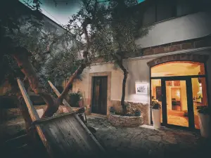 Corte Cairoli B&B and Suites