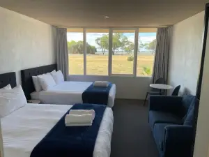 Happy Wanderer Motel Lake Boga on the Lake with Lake Views