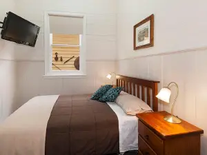 Royal Hotel Snake Valley