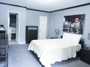 Central Motel Courtyard