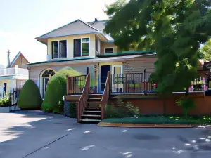 10th Avenue Guest House & Suites