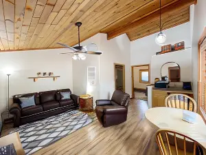 Ponderosa B Cabin Suite