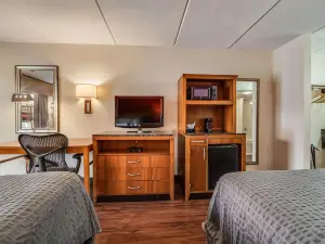 Econo Lodge Inn & Suites