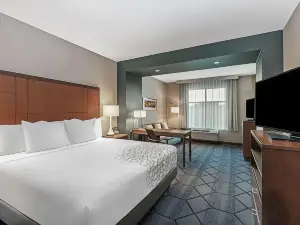La Quinta Inn & Suites by Wyndham Kansas City Beacon Hill