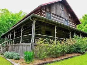 Luxury 4 bedroom Log Cabin on 32 acres only 10 minutes from Frankfort, KY