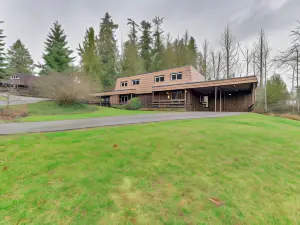 Charming Chehalis Retreat w/ Outdoor Grill + Deck!