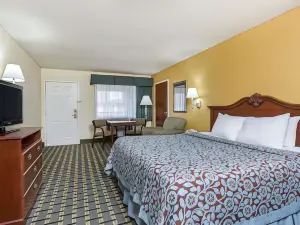 Days Inn & Suites by Wyndham Warner Robins Near Robins AFB