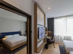 ฮิลตันการ์เดนอินน์ซากรับ - ราดนิชกา