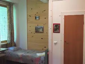 Каморка с лежанкой у окна