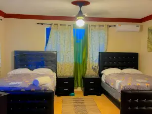 Lovely 2 Bedroom Condo with Pool and Hot Water