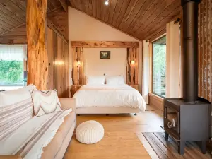 Rustic Hut Bush Retreat