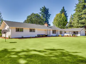Chehalis Getaway w/ Golf Course View + Fire Pit!