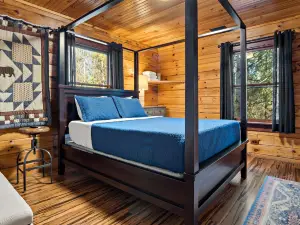 Cozy Retreat - WiFi, Fire Pit, Screened Porch, Wood Stove