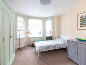 Bradstone Garden Retreat with Own Entrance