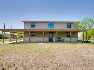 Pet-Friendly Cabin on 3 Acres 7 Mi to Uvalde!
