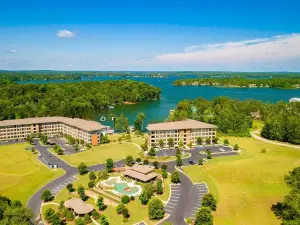SAILFISH @ STONEVIEW,  Lake Martin Waterfront w/ dedicated Boat slip & Amenities