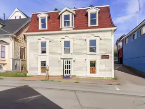 Sail Inn Lunenburg